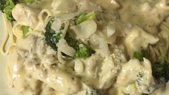 Fettuccini Alfredo con pollo y brócoli Receta
